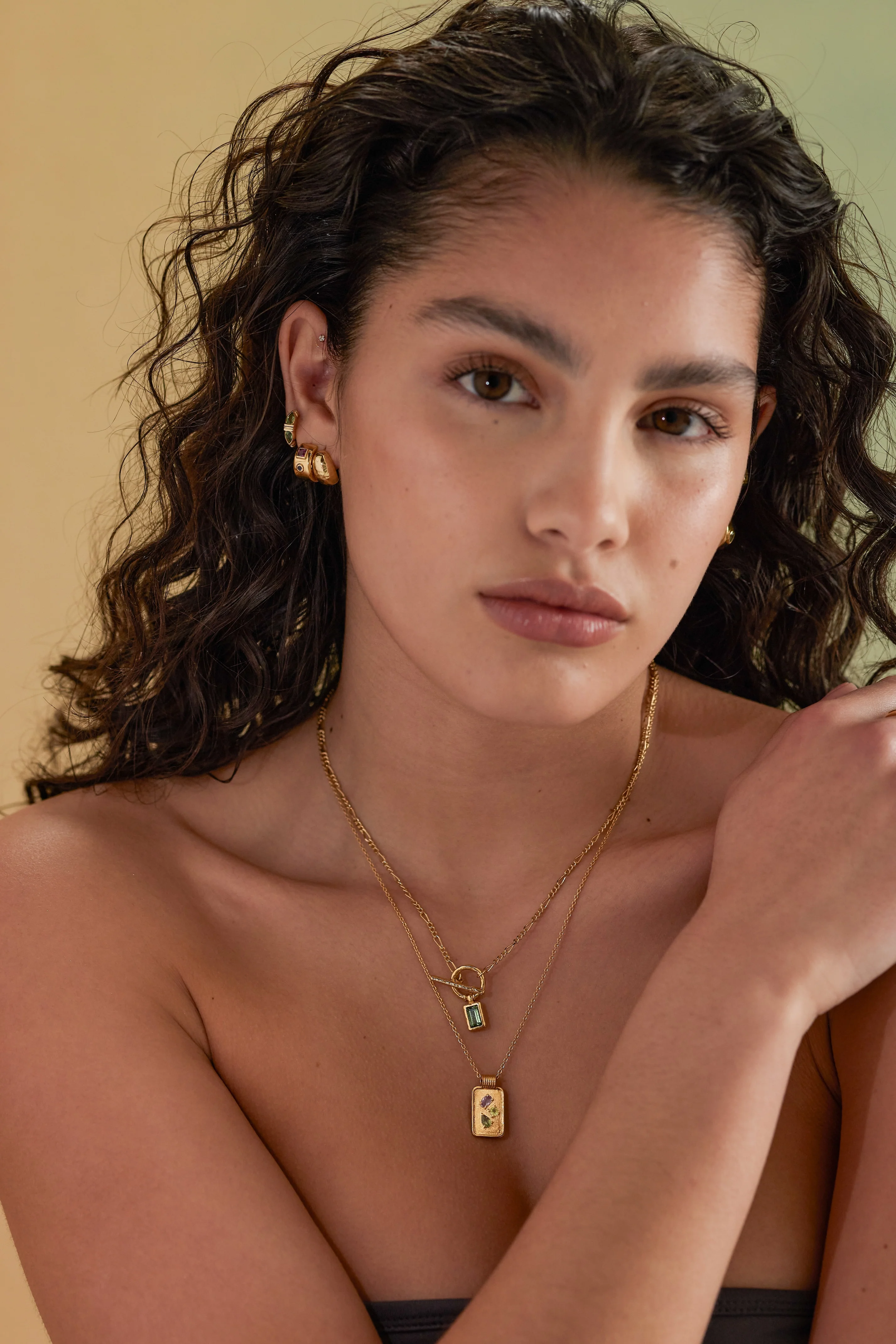 Dea Amulet Gold Necklace - Image 3