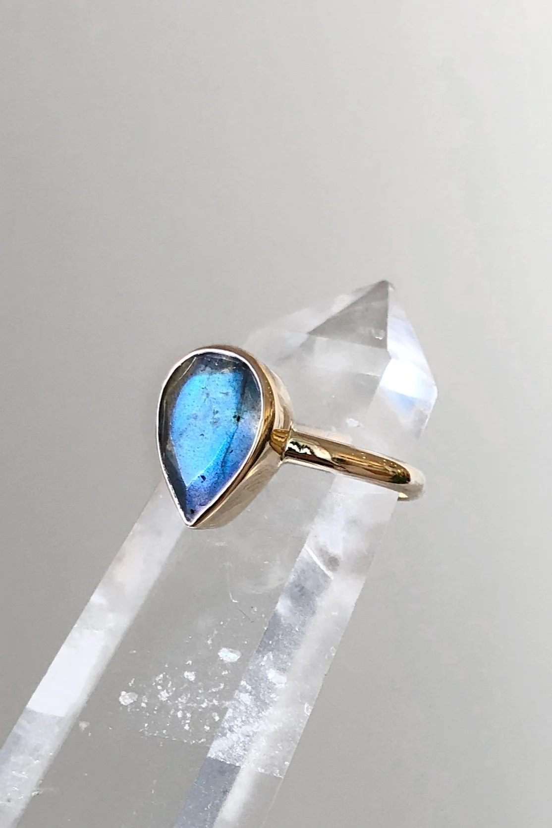 9K Yellow Gold Labradorite Tear Drop Ring - Image 6